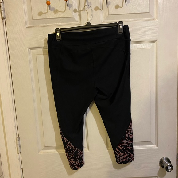 ***3/$45***Under Armour LIKE NEW HeatGear Capri Leggings XL - Picture 5 of 10